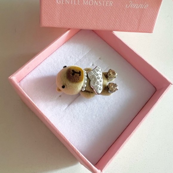 Gentle Monster x Jennie Jentle Salon Capybara Cooing Charm - Picture 4 of 8
